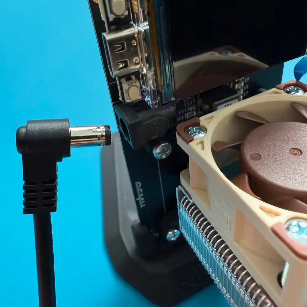 Nerdaxe Gamma getting plugged in